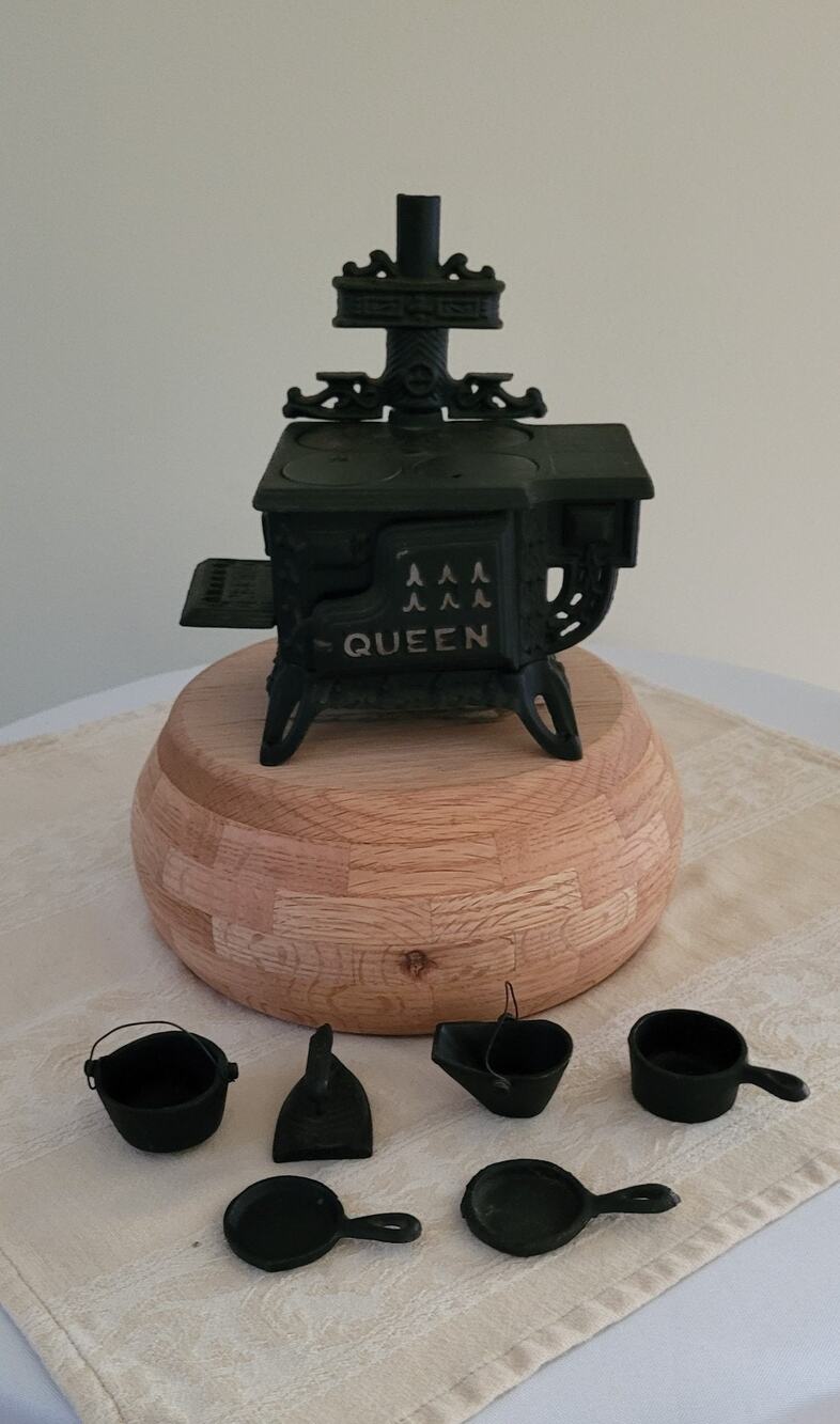QUEEN 6 inch Mini Cast-iron Stove Toy w/Cookware Accessories-VINTAGE 1950-70's